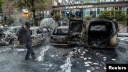 Xe cộ bị đốt cháy trong vụ bạo loạn trong khu ngoại ô Rinkeby, Thụy Điển, 23/5/13