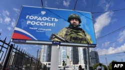 圣彼得堡街头广告看板称赞军人是俄罗斯的骄傲,与此同时,俄罗斯明年将国防预算增加近30%。(法新社:2024年9月24日)