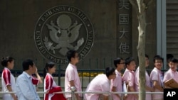 资料照:在美国驻华大使馆外排队等候签证申请面试的中国学生。