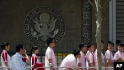 中国学生在美国驻华大使馆外等待签证面谈。
