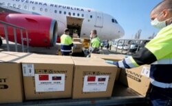 斯洛伐克警察从来自北京的飞机上卸下10万个新冠病毒检测盒和100万个口罩。(2020年3月19日)