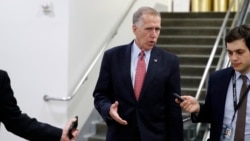 资料照:共和党联邦参议员蒂利斯(Sen. Thom Tillis, R-NC)回答记者问题。(2018年5月17日)