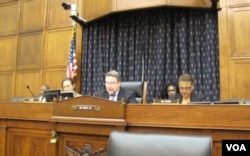 美国国会及行政当局中国委员会共同主席、众议员克里史密斯(中)