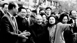 资料照片:87岁的邓小平及其女儿邓楠在中国深圳参观。(1992年3月15日)