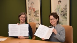 美国在台协会执行理事蓝莺(左)与台湾驻美代表萧美琴2021年3月25日在华盛顿近郊美国在台协会总部签署美台“设立海警工作组”备忘录(台湾驻美代表处照片)