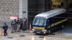 香港首位被控违反国安法的唐英杰乘坐监狱车辆离开高等法院(法新社2021年6月23日)