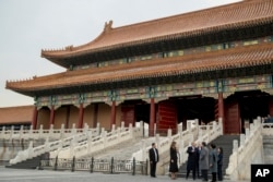 资料照片:美国总统唐纳德·特朗普和夫人梅拉尼亚·特朗普与中国国家主席习近平和夫人彭丽媛参观紫禁城皇宫。(2017年11月8日)。