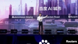 百度的联合创始人,董事长兼首席执行官李彦宏在北京举行的百度世界大会和展览会上,展示百度最新的人工智能技术。(2018年11月1日)