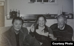 历史照片: 魏京生抵达美国时与伯恩斯坦合影,中为魏京生的妹妹魏姗姗