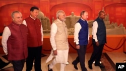 2016年10月15日,金砖国家领袖们在出席印度总理莫迪主办的晚宴前合影留念,由左至右分别是巴西总统米歇尔.特梅尔、中国领导人习近平、印度总理莫迪、俄罗斯总统普京,以及南非总统祖马。(资料照)