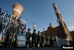 中国武警守卫在乌鲁木齐市中心的清真寺门口(2009年7月10日)