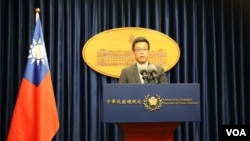 台湾总统府发言人黄重谚 (美国之音 杨明拍摄)