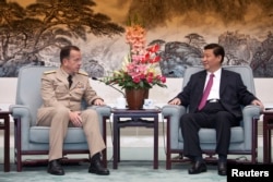 2011年7月11日,美国参谋长联席会议主席迈克·马伦在北京人民大会堂与中国国家副主席习近平会谈。