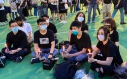 南区区议员袁嘉蔚(前排右起)、荃湾区议员岑敖晖、前香港众志秘书长黄之锋、观塘区议员梁凯晴(后排右一), 及前立法会议员朱凯迪(后排左一) (美国之音/汤惠芸)