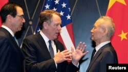 资料照：美国贸易代表莱特希泽（中）和财政部长姆努钦在上海与中国副总理刘鹤交谈。（ 2019年7月31日）