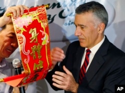 2016年2月3日,在马尼拉,有新闻工作者把中国春联送给美国驻马尼拉大使古德伯格