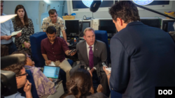 美国代理防长沙纳汉Patrick Shanahan2019年5月29日在飞往新加坡途中回答记者们提问(美国国防部照片)