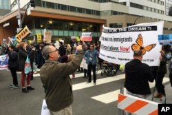 2018年3月7日,美国司法部长塞申斯在加州圣克莱门托在一家旅店向加州执法人员协会发表讲话时,示威者拦阻了旅店门前的交通。