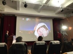 曾被关押在新疆集中营的米日古丽.图尔荪(Mihrigul Tursun)在论坛中讲述被迫害经验,泣不成声。(美国之音记者顾展珑摄)