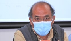 本身是中大校友的香港民意研究所副行政总裁钟剑华批评, 中大校方要求学生会独立注册,要学生自己承担法律责任, 他形容校方将学生”推出去”,不再提供大学保护伞的空间 (美国之音/汤惠芸)