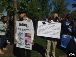 反对同性婚姻的人士在联邦最高法院法院前(美国之音亚微拍摄)