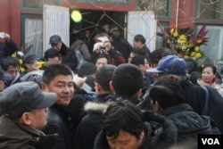 赵紫阳书房前的小院挤满上百位前来悼念的市民(美国之音东方拍摄)