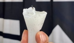 黄国才今年六四32周年亲手制作的“烛光有罪”,他形容是一种社会雕塑,盛载着数以十万计香港市民,悼念六四死难者的心意 (美国之音/汤惠芸)