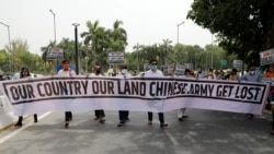 印度示威者在新德里手举写着“我们的国家我们的土地,中国军队滚出去”字样的横幅举行抗议活动。(2020年6月19日)