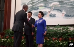 中国主席习近平和夫人彭丽媛在G20杭州峰会的欢迎晚宴前迎接美国总统奥巴马(2016年9月4日)