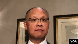 参加华盛顿“选择美国”投资峰会台湾代表团团长邓振中2019年6月10日在欢迎晚宴中接受媒体采访(美国之音钟辰芳拍摄)