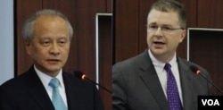 美国国家安全委员会亚洲事务资深主任康达和中国驻美大使崔天凯(左)(2016年7月13日)