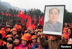 2013年12月26日人们在韶山纪念毛泽东120岁生日