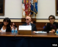 参加听证的人带墨镜对陈光诚表示支持