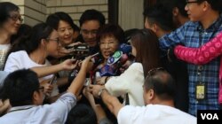 立法院副院长、国民党总统参选人洪秀柱在主持10月13日立法院会前接受媒体采访。(照片来源:美国之音李逸华拍摄)