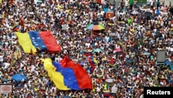 反对派支持者在卡拉卡斯举行反对马杜罗政府的集会。(2019年2月2日)