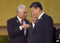 2015年11月19日,在亚太经合组织峰会期间,马来西亚总理纳吉布·拉扎克与中国国家主席习近平交谈。