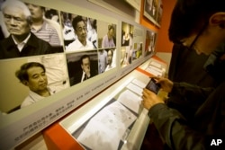 在中共十九大之前,在北京的《砥砺奋进的五年》大型成就展里,展示了被查处的腐败高官的照片,还说这排除了政治隐患。 其中有周永康,薄熙来、郭伯雄、徐才厚、孙政才和令计划(2017年9月28日)。