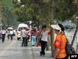 天安门附近的街道上布满了佩戴红袖章的治安志愿者