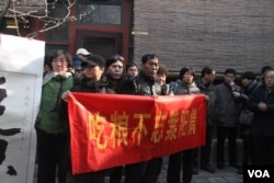 市民展出横幅 怀念赵紫阳当年在农村改革时的贡献(美国之音东方拍摄)