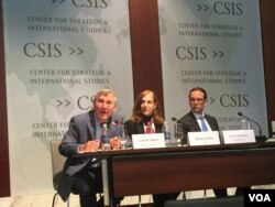 哈佛大学教授埃里森(左)与前国安会亚洲事务高级主管麦艾文(右)在辩论会上。(美国之音莉雅拍摄)
