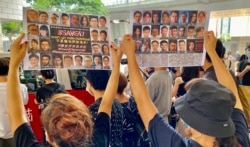 大批香港市民5月31日到西九龙裁判法院声援被控国安法”串谋颠覆国家政权罪”的民主派初选47人案被告。 (美国之音/汤惠芸)