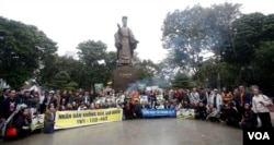 越南数十名抗议者星期二在河内市中心集会,纪念1974年的黄沙海战(中国称西沙之战)42周年(2016年1月19日)。