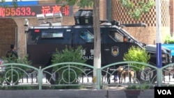 特警车辆在新疆街头(资料图,美国之音东方拍摄)
