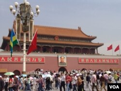 天安门上的毛泽东像曾被人扔鸡蛋,被人火燎烟熏(美国之音张光华拍摄)