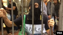 着黑衣戴黑头套的示威者 (美国之音记者申华拍摄)