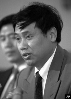 1994年5月12日,中国持不同政见者王军涛在华盛顿的新闻发布会上讨论人权问题。