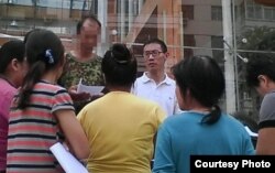 2008年常伯阳向毒奶粉受害者了解情况(照片来源:陆军提供)