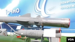 去年夏季莫斯科郊外坦克比赛中展出的出口型的KAB-500S炸弹(中,美国之音白桦拍摄)