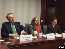 国际战略与研究中心的张克斯(左)、葛来仪(中)与甘思德(右)就川习会举行媒体吹风会(2017年3 月31日)(美国之音莉雅拍摄)