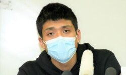 12港人关注组成员、本土派社运人士邹家成表示,两名被中国当局移交给香港警方的未成年人,在天水围警署内神情紧张及呆滞,避谈盐田看守所的遭遇。而中国官媒大肆报道10名港人在深圳的审讯是公平、公正、公开,被告人全部认罪,他质疑12港人可能在盐田看守所受到酷刑对待才有这些反应。